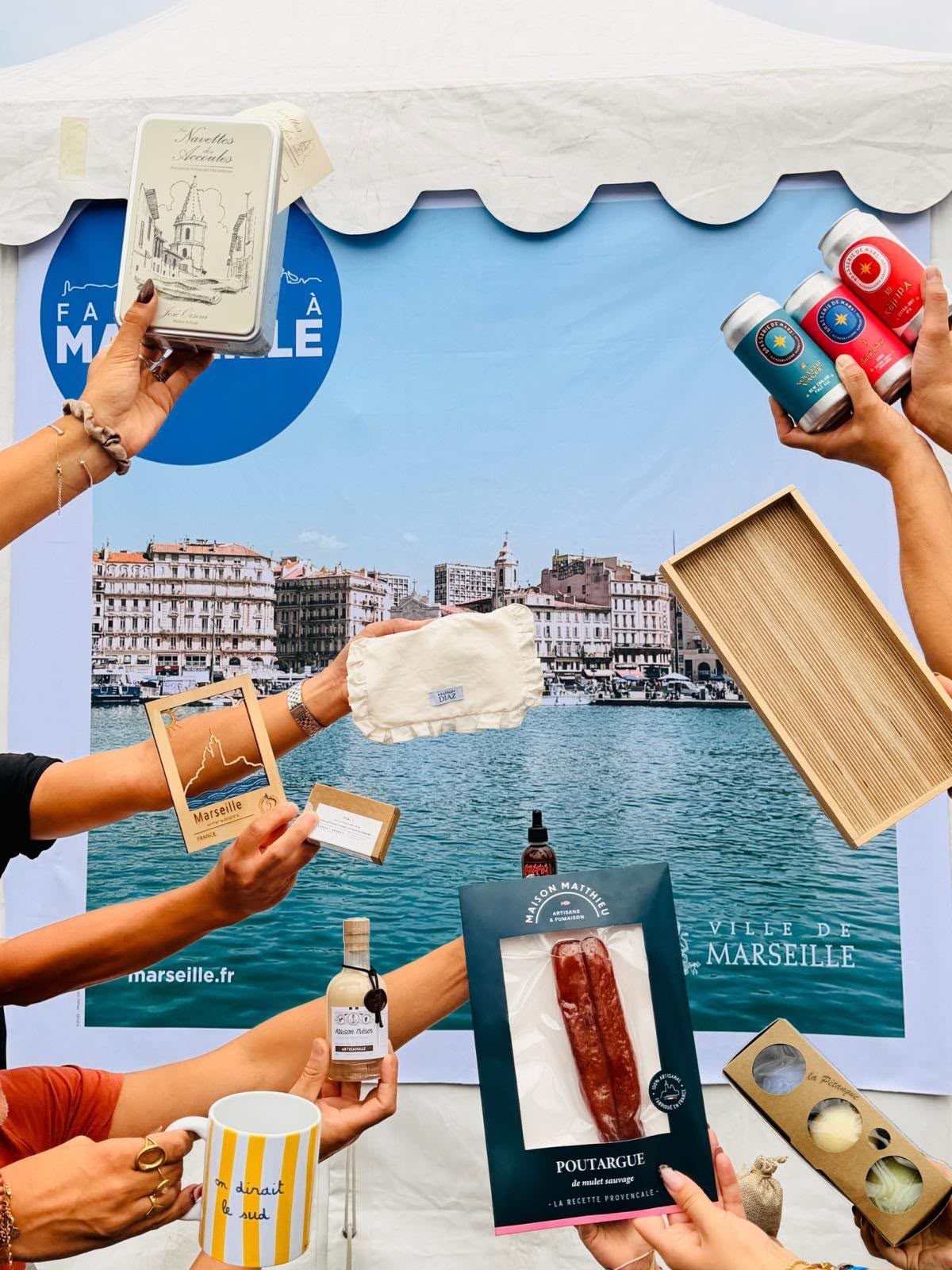 Les produits des artisans du village Fabriqué à Marseille, brandis devant le Vieux-Port, sur le stand de la Foire de Marseille 2026